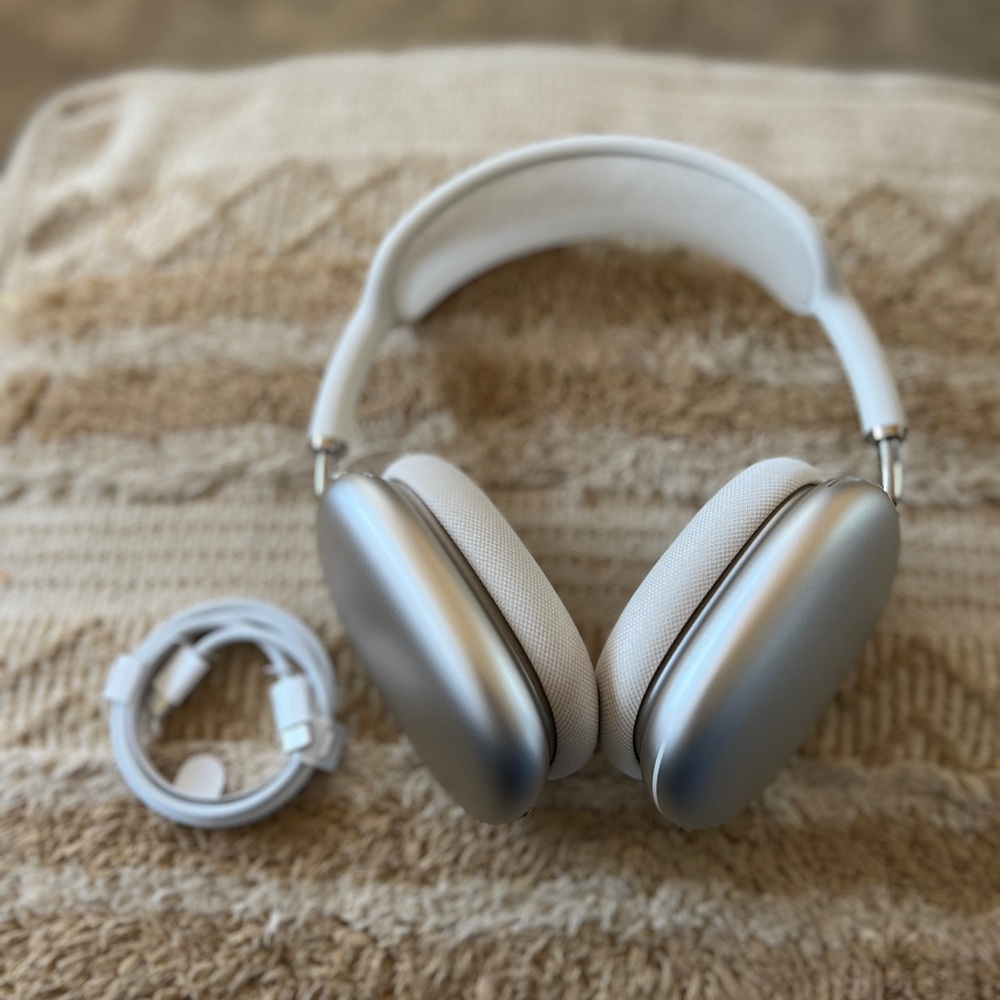 Apple airpod max- headphones 
Starlight color BRAND NEW NEVER USED!